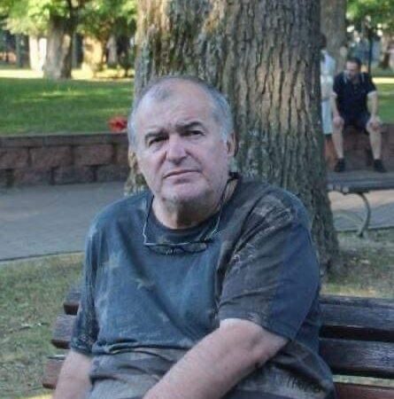 Florin Calinescu A Ales Sa Se Retraga La Tara. Are 83 De Gaini Si 5 Porci… Dar Iata Cu Ce Masina Se Plimba Pe Ulitele Din Sat