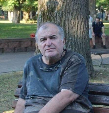 Florin Calinescu A Ales Sa Se Retraga La Tara. Are 83 De Gaini Si 5 Porci… Dar Iata Cu Ce Masina Se Plimba Pe Ulitele Din Sat