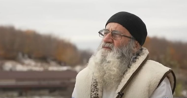 Pustnicii care trăiesc în „Satul lui Dumnezeu”! Au lăsat lumea și viețuiesc precum călugării, în satul pe care și l-au făcut singuri! În acest loc sacru își duc traiul doi bărbați, tată și fiu, care au decis să renunțe la confortul