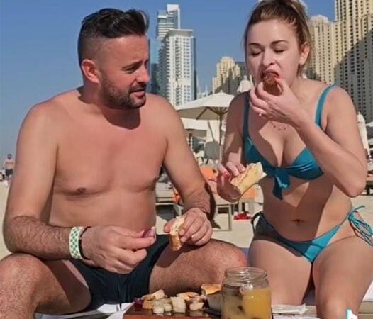 Ce s-a întâmplat după ce acești doi români au mâncat slănină și au băut pălincă pe o plajă din Dubai