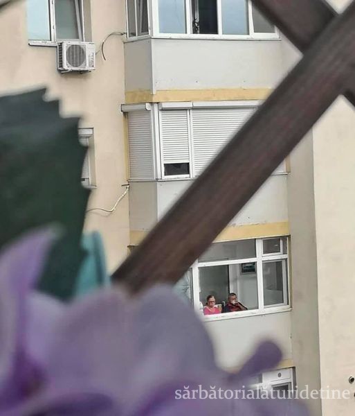 Acești doi bătrâni își beau cafeaua la balcon în fiecare dimineață. Vecinii sunt impresionați