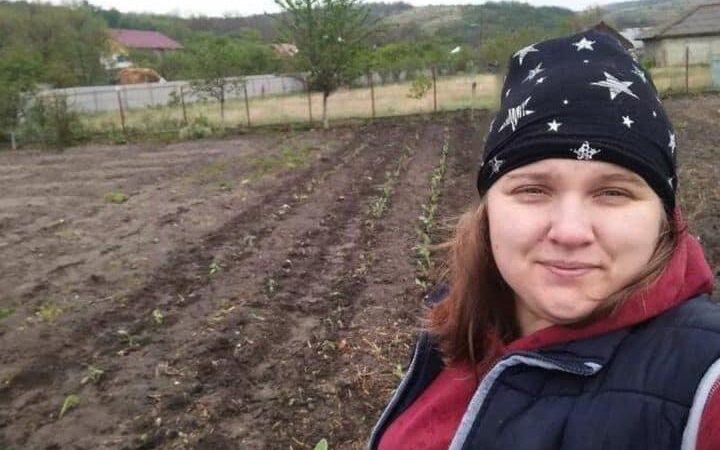 O femeie a dat lovitura A plantat acest soi în grădina ei și s-a îmbogățit Vestea i s-a dus și toți vin să vadă minunea din curtea ei