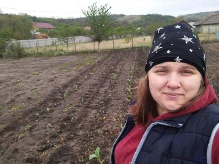 O femeie a dat lovitura A plantat acest soi în grădina ei și s-a îmbogățit Vestea i s-a dus și toți vin să vadă minunea din curtea ei