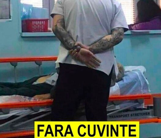 Se intampla in Romania Un medic tanar si cu tatuaje s-a oprit in dreptul unui batran adus cu targa la Urgente.