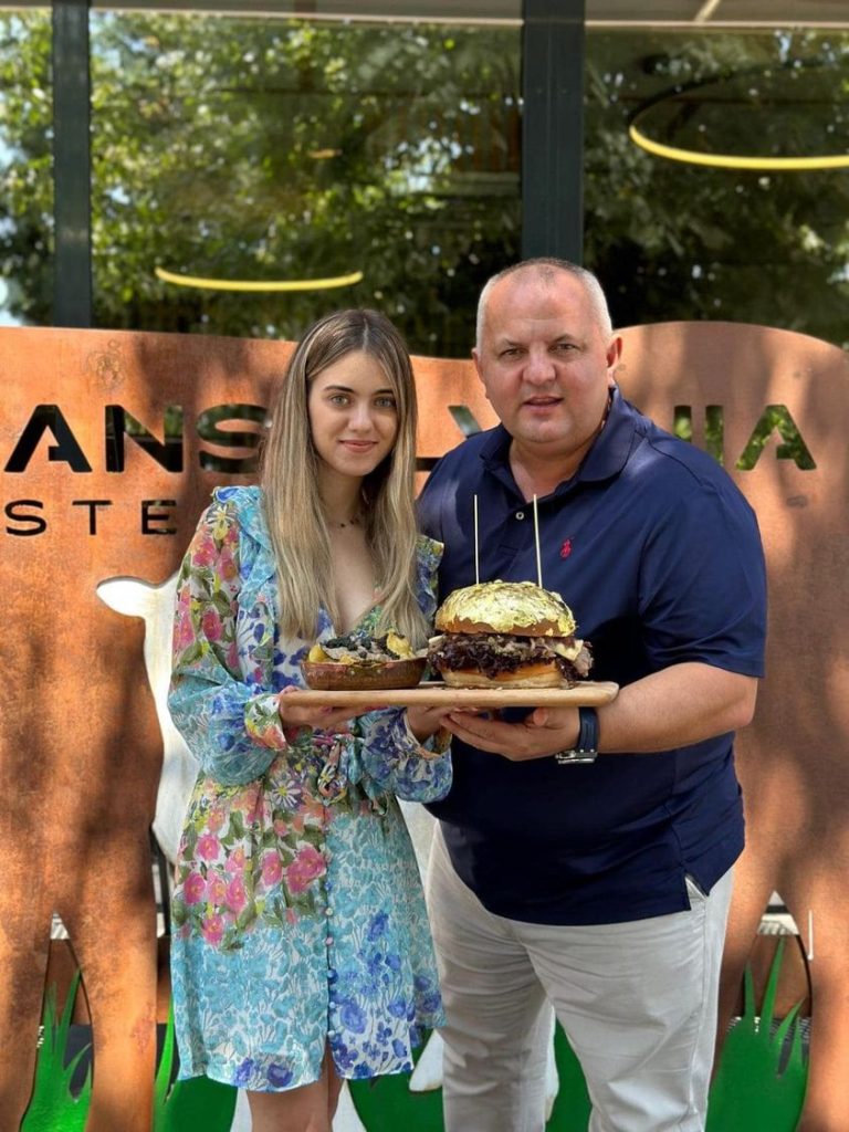 AVRAM GAL PATRONUL CARE VINDEA UN BURGER DE 6.000 EURO CONDAMNAT LA 5 ANI DE ÎNCHISOARE. GESTUL NEAȘTEPTAT PE CARE L-A FĂCUT DUPĂ SENTINȚĂ