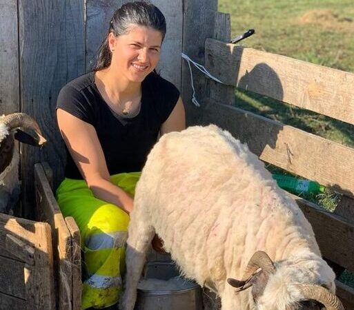 Câți Bani Câștigă Geta Sora Lui Culiță Sterp. Sora Artistului E Ciobănița Și Are Stâna Ei De Oi