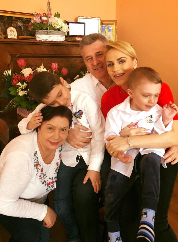 Cum arată mama Gabrielei Firea. Fostul primar al Capitalei și-a convins mama să divorțeze în urmă cu 30 de ani