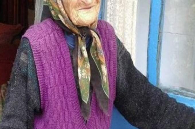 O bătrână de 81 de ani a găsit 20.000 de lei la gunoi