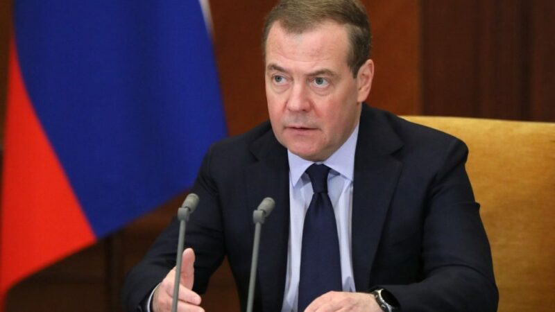 Dmitri Medvedev fost președinte al Rusiei și unul dintre cei mai vocali susținători ai regimului Putin a răbunfnit la adresa românilor după ce UE a cerut Rusiei să returneze tezaurul României.