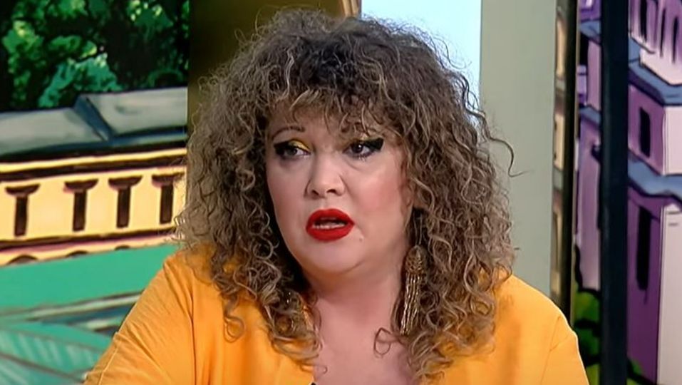 Oana Lis strigăt dispertat de ajutor Urli cazi și te ridici. E o luptă