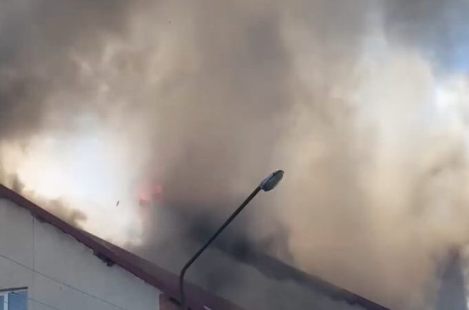 Incendiu la acoperişul unui bloc. Pompierii evacuează locatarii de pe două scări