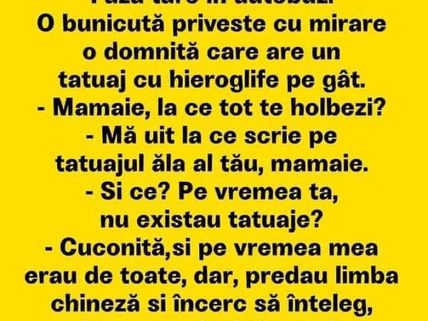 O bunicuță privește cu mirare o domniță care are un tatuaj cu hieroglife pe gât.