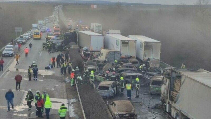 Accident uriaș în Ungaria cu români printre victime. Peste 40 de TIR-uri și mașini s-au ciocnit. A izbucnit și un incendiu