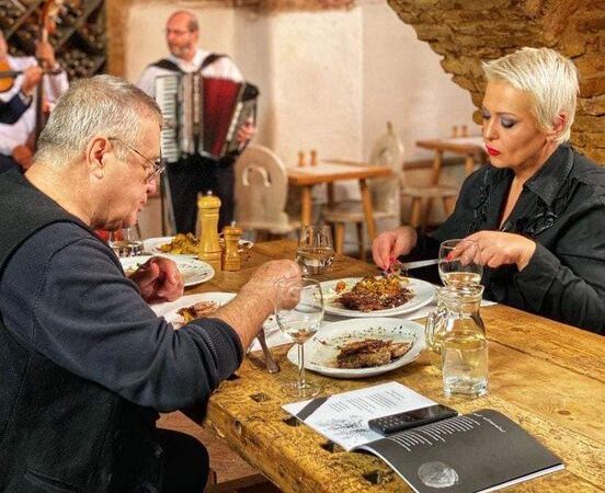 Nu e banc Câți lei costă o ciorbă de burtă și o porție de sarmale la restaurantul lui Mircea Dinescu din Centrul Vechi