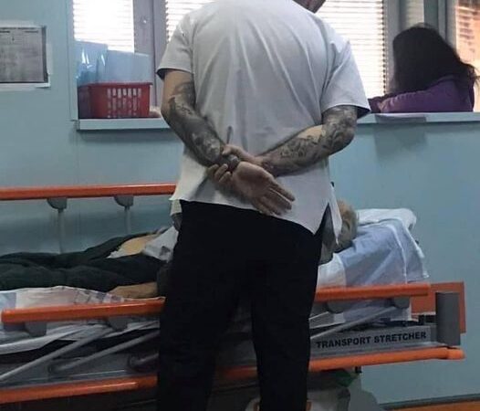 Un medic tânăr și cu tatuaje s-a oprit în dreptul unui bătrân adus cu targa. S-a apropiat de el iar ce-a urmat este cu adevărat emoționant