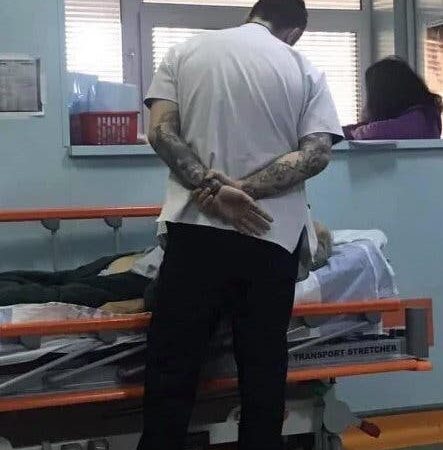 Un medic tânăr și cu tatuaje s-a oprit în dreptul unui bătrân adus cu targa la Urgențe. S-a apropiat de el iar ce-a urmat este cu adevărat emoționant