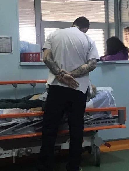 Un medic tânăr și cu tatuaje s-a oprit în dreptul unui bătrân adus cu targa la Urgențe. S-a apropiat de el iar ce-a urmat este cu adevărat emoționant