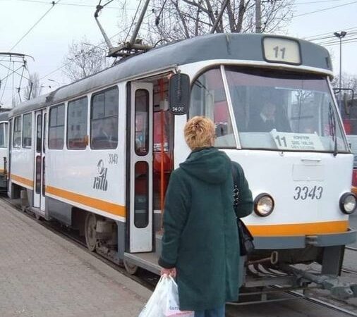 Mă întorceam de la serviciu la ora 1900 cu tramvaiul 11 din București. Avusesem o zi lungă. După vreo 2 stații ridic ochii și văd un bărbat cum se uită țintă către mine