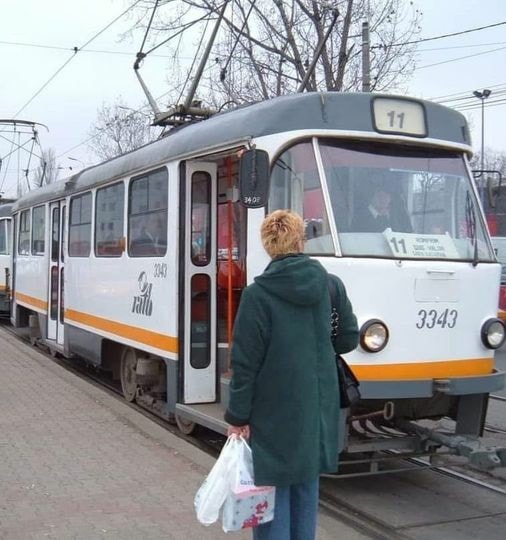 Mă întorceam de la serviciu la ora 1900 cu tramvaiul 11 din București. Avusesem o zi lungă. După vreo 2 stații ridic ochii și văd un bărbat cum se uită țintă către mine