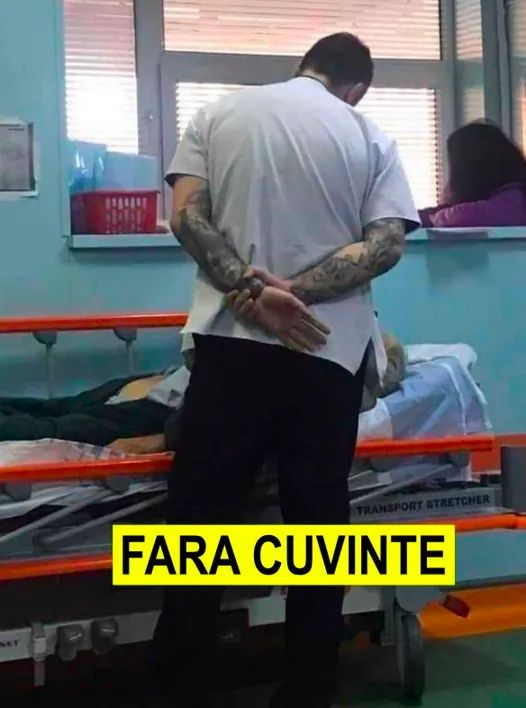 Se Intampla In Romania Un Medic Tanar Si Cu Tatuaje S-A Oprit In Dreptul Unui Batran Adus Cu Targa La Urgente. S-A Apropiat De El Iar Ce-A Urmat Este Cu Adevarat Emotionant