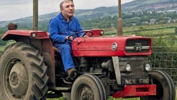 Se caută angajați  Angajez tractorist agricol  Ofer 100 euro zi.