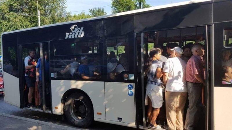 O doamna si-a pus pungile si geanta langa ea pe scaunul din autobuz. Un tanar a rugat-o sa le dea la o parte pentru a se aseza si el. Femeia i-a zis