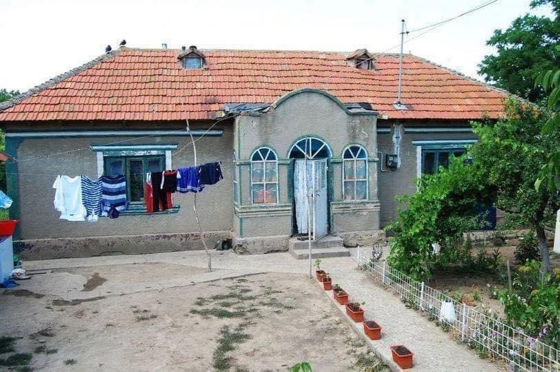 Ghici cine a locuit 9 ani in aceasta casa din chirpici. Pont e sportiv roman si numele lui e cunoscut in toata lumea