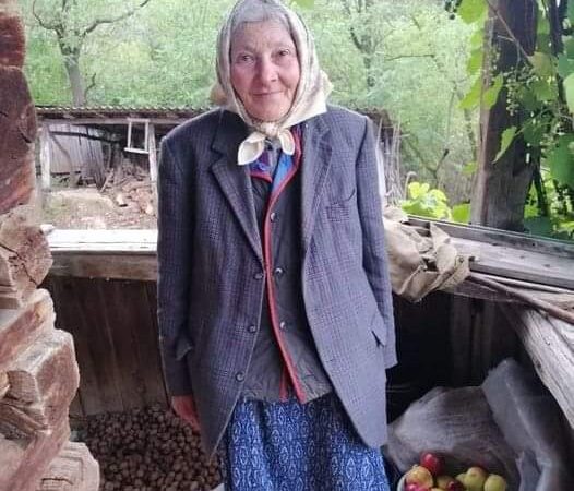 Femeia care trăieşte cu o pensie de 15 lei pe lună. Tanti Fica are 76 de ani şi trăieşte singură într-o casă pe vârf de munte. Cum reuşeşte să treacă peste iernile grele