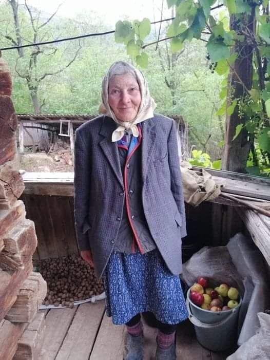 Femeia care trăieşte cu o pensie de 15 lei pe lună. Tanti Fica are 76 de ani şi trăieşte singură într-o casă pe vârf de munte. Cum reuşeşte să treacă peste iernile grele