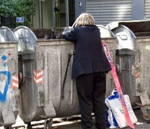 O femeie săracă din Caraș Severin a găsit o haină aruncată la gunoi. A probat-o şi îi venea bine aşa că a luat-o acasă Când a băgat mâna în buzunar aceasta a crezut că nu vede bine. Viaţa i s-a schimbat complet din acel moment