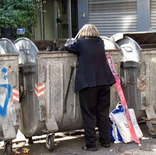 O femeie săracă din Caraș Severin a găsit o haină aruncată la gunoi. A probat-o şi îi venea bine aşa că a luat-o acasă Când a băgat mâna în buzunar aceasta a crezut că nu vede bine. Viaţa i s-a schimbat complet din acel moment