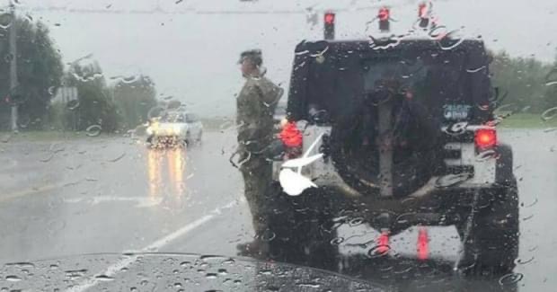 Un soldat impresionează prin gestul său de onoare și respect față de un cortegiu funerar