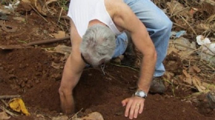 Își săpa liniștit pământul din grădină dar i s-a părut ciudat când și-a văzut câinele schelălăind si dand cu labele disperat în țărână.