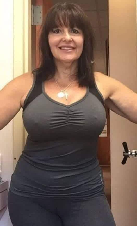 Ma numesc Ileana si am 56 de ani, sunt in Italia, „la fix”, de 11 ani. Saracia si grijile m-au izgonit de acasa unde eram saraca din punct de vedere financiar. Dupa 11 ani de munca in Italia am reusit sa rezolv gravele probleme financiare pe care le aveam, deci nu mai sunt acea saraca, fara bani, ci sunt saraca altfel acum. Mi s-au umplut buzunarele (am un salariu decent, multumitor), dar am saracit la suflet. Copiii au crescut mari fara mine, acum sunt plecati pe drumul viet…