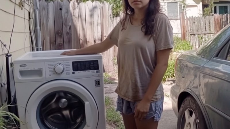 O tânără mamă săracă cumpără o mașină de spălat vechă pe care abia și-o permitea și apoi găsește un bilet în interior