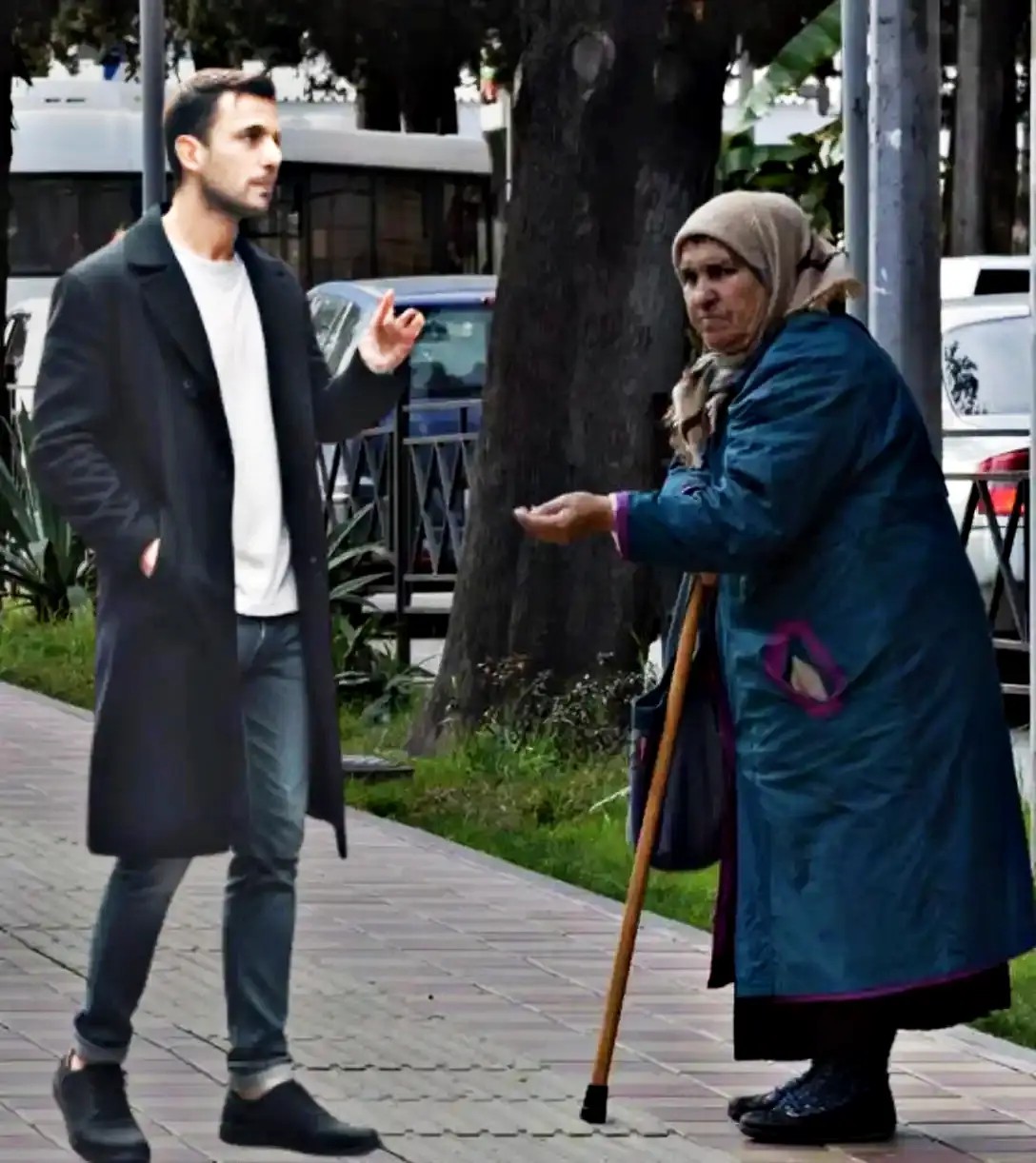 Chirurgul concediat cu rușine a aruncat o bancnotă cerșetoarei de pe stradă