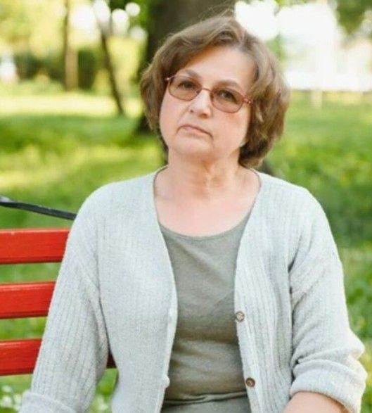 Am șaizeci de ani. Și, pentru prima dată în viață, simt că parcă nu mai sunt aici