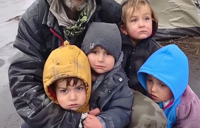 Un tată a patru copii, care locuia într-un cort, își dă ultimii 2 dolari unui străin la o benzinărie — se trezește proprietarul unei companii mari.