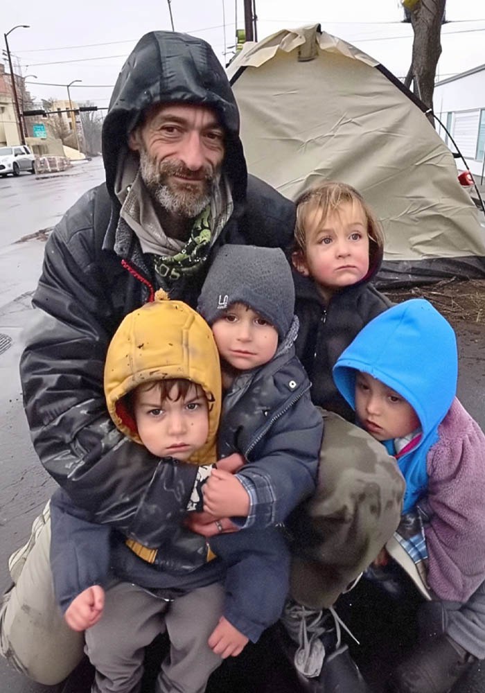 Un tată a patru copii, care locuia într-un cort, își dă ultimii 2 dolari unui străin la o benzinărie — se trezește proprietarul unei companii mari.
