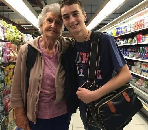 Băiatul sărac plătește cumpărăturile unei femei în vârstă