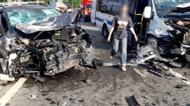 Accident îngrozitor între un microbuz plin cu oameni și o mașină. Sunt cel puțin 10 victime